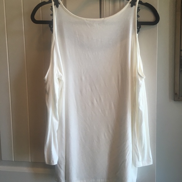 NWOT cold shoulder top with lace 💗🎀🛍 Never worm - Picture 8 of 8